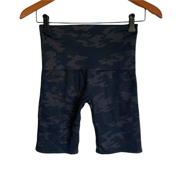 Spanx Women’s Size Medium M Look At Me Now Bike Shorts Black Camo. - Picture 2 of 4